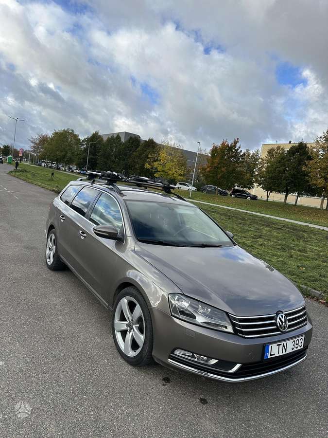 Volkswagen Passat 2011 — rear view