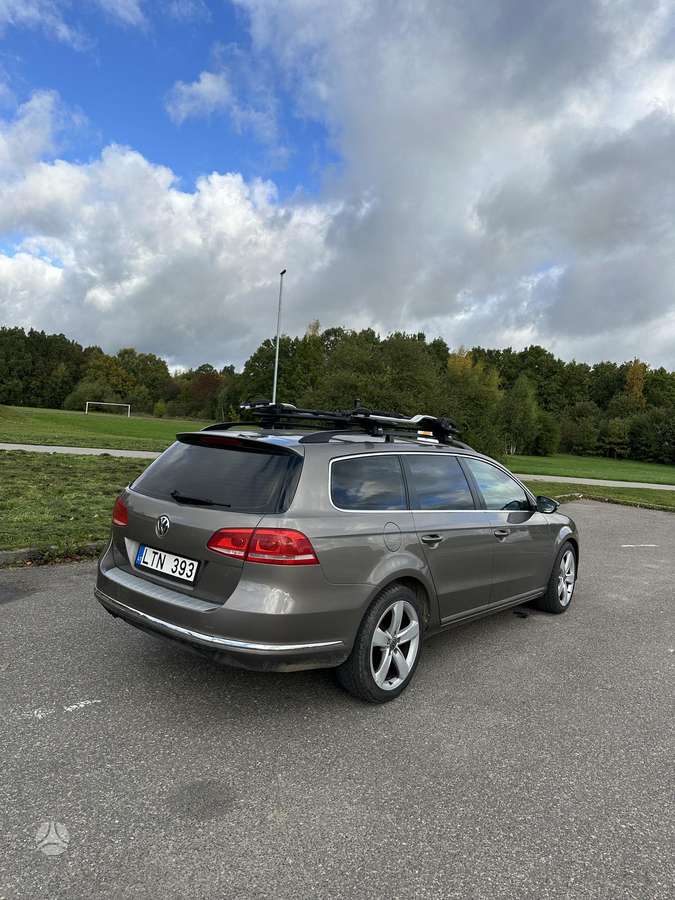 Volkswagen Passat 2011 — interior