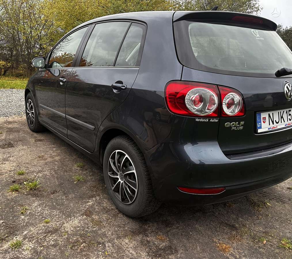 Volkswagen Golf 2010 — interior