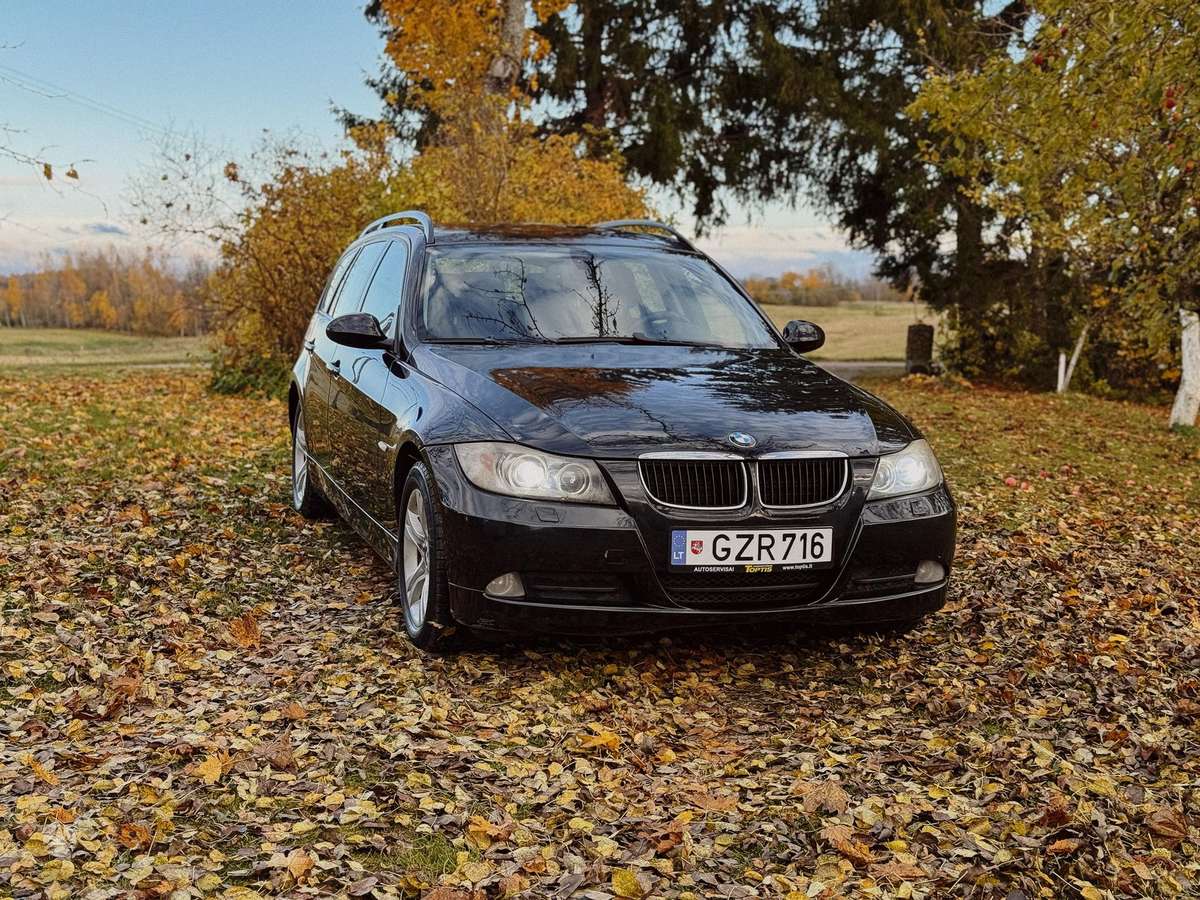 BMW 320 2008 — rear view