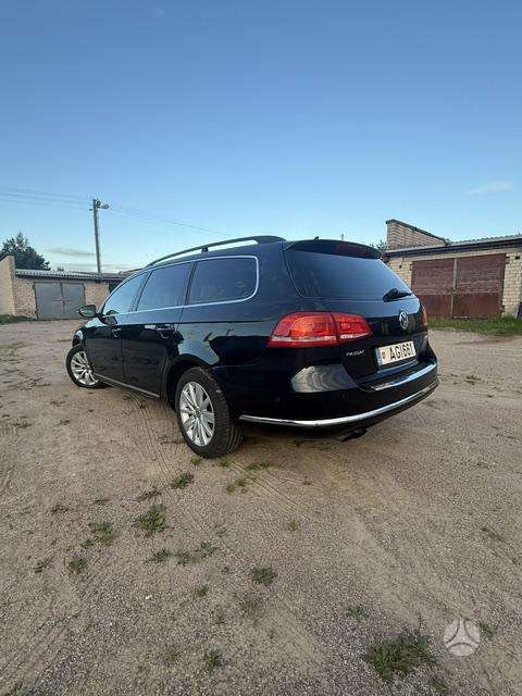 Volkswagen Passat 2011 — rear view