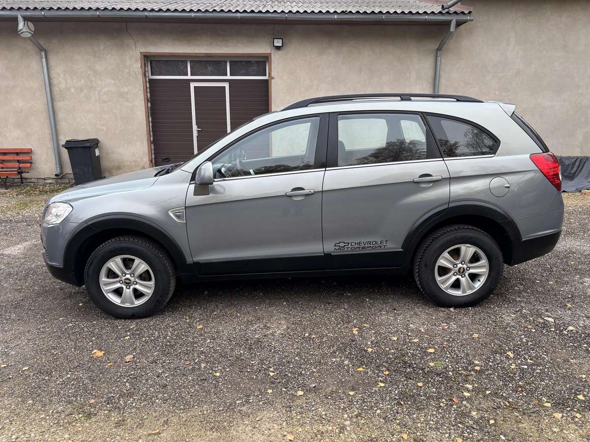 Chevrolet Captiva 2011 — rear view
