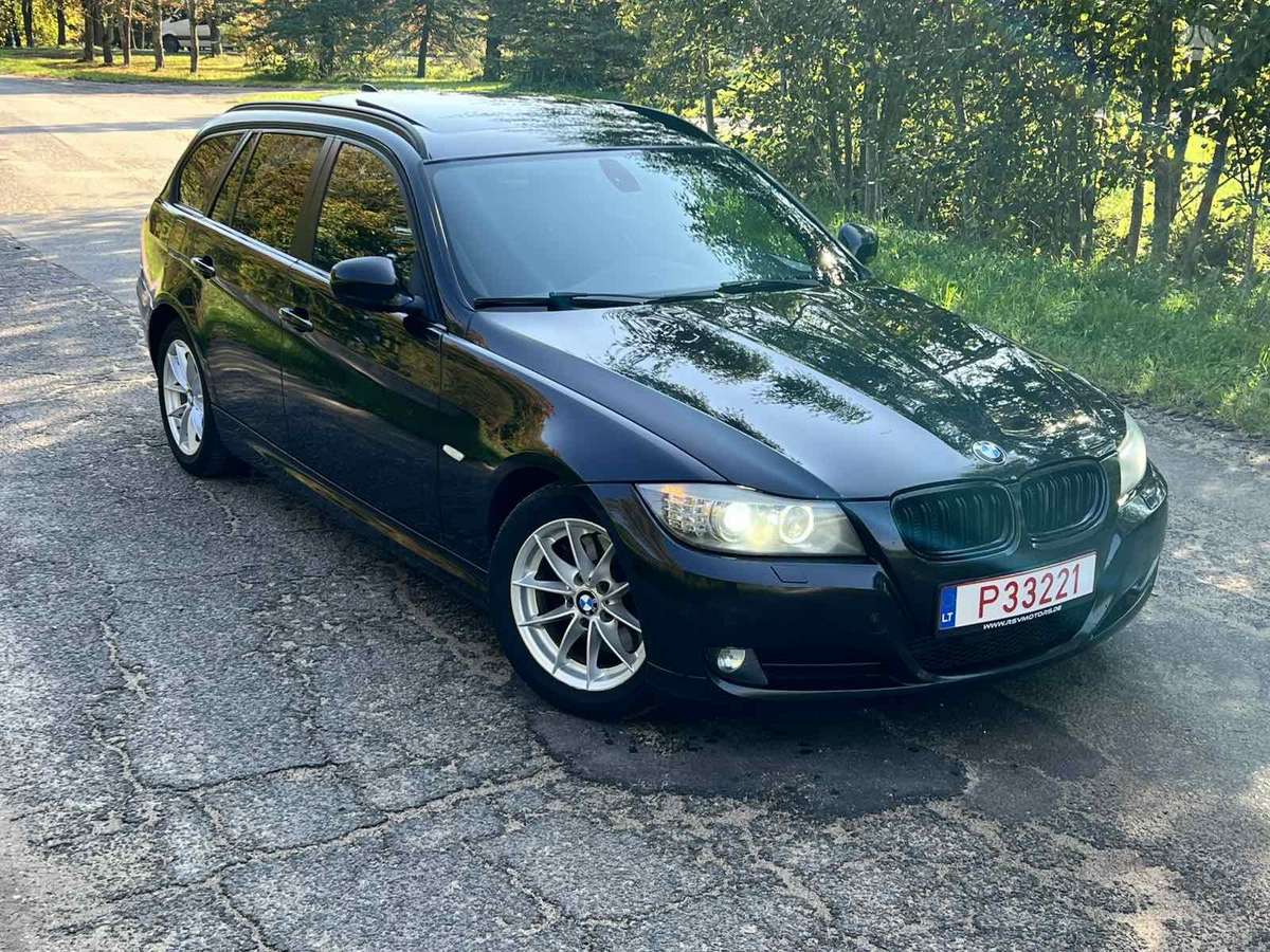 BMW 320 2011 — вигляд ззаду