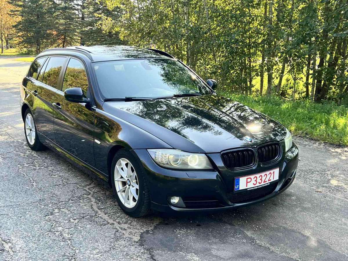 BMW 320 2011 — салон