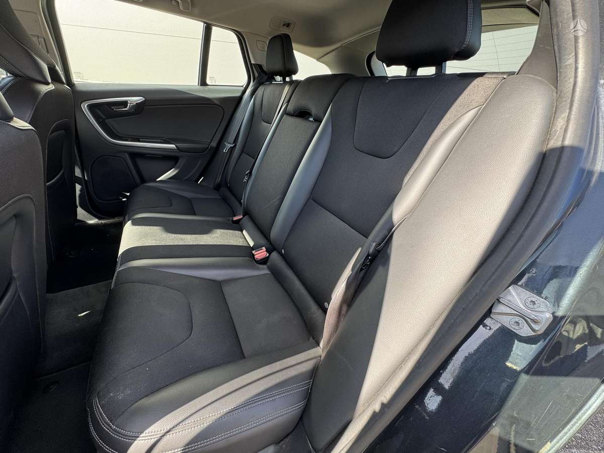 Volvo V60 2015 — photo 10