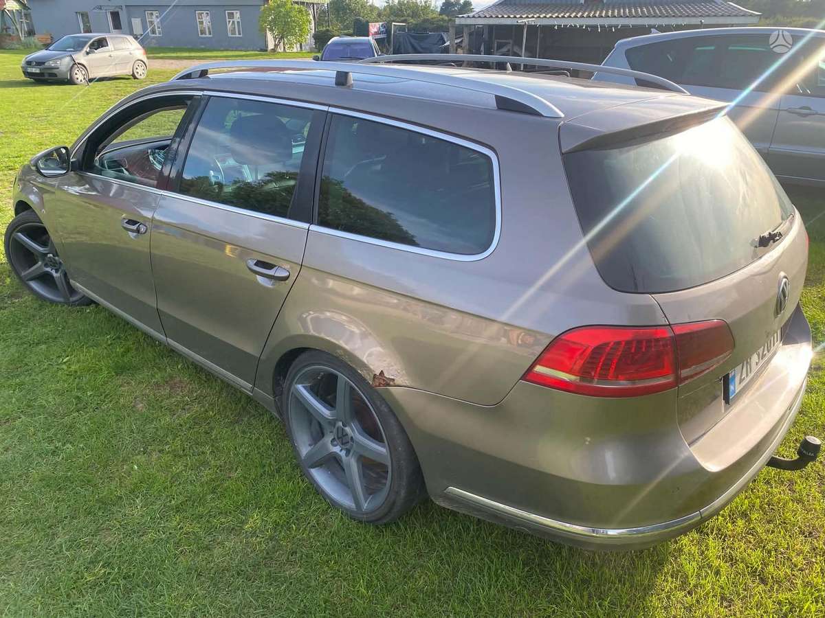 Volkswagen Passat 2011 — rear view