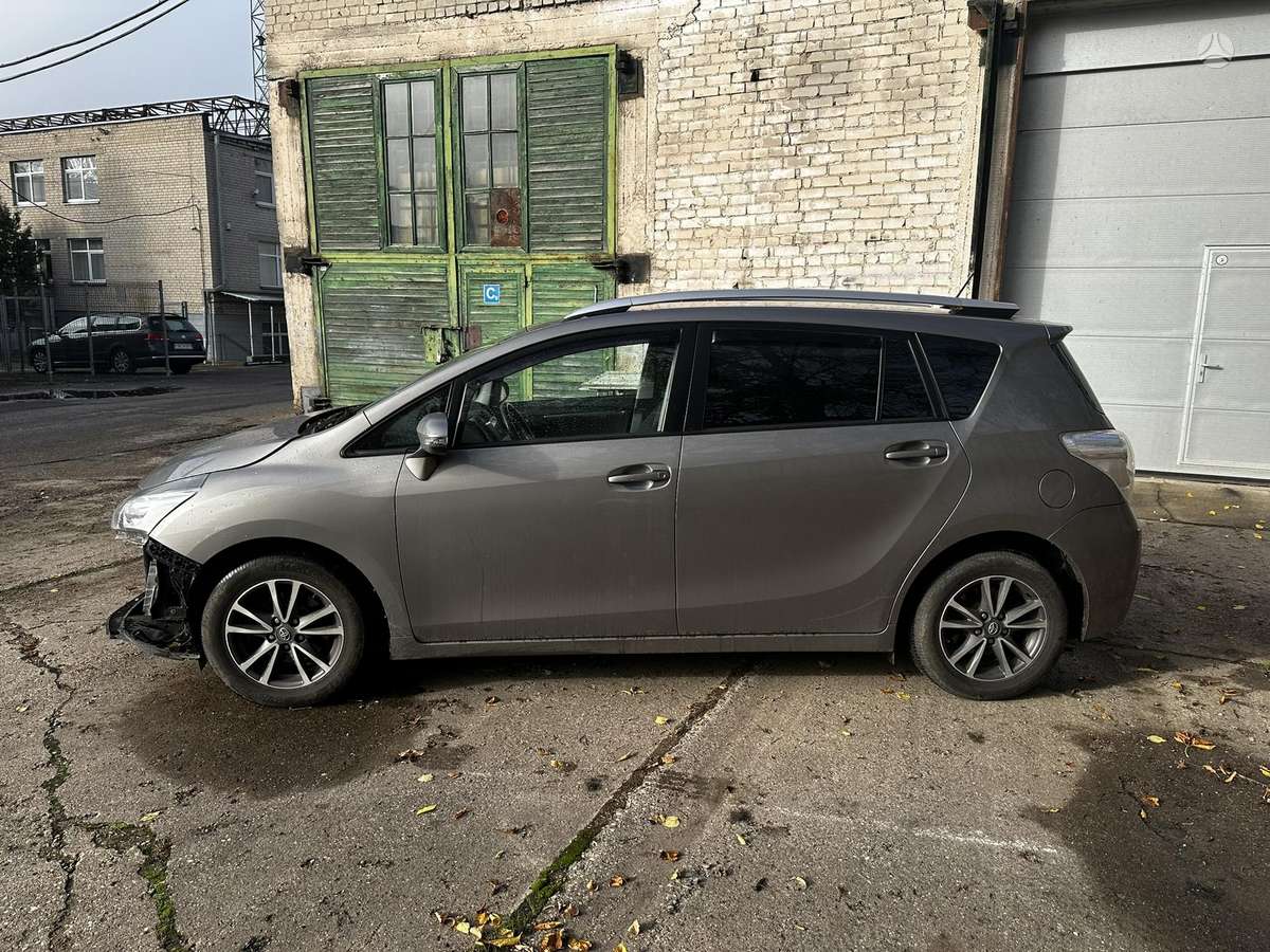 Toyota Verso 2014 — rear view