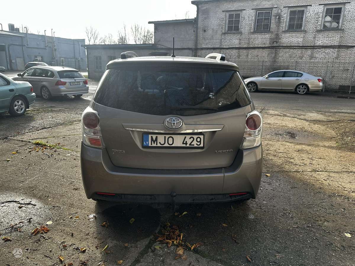 Toyota Verso 2014 — engine 1600 cm³, 111 HP (82kW)