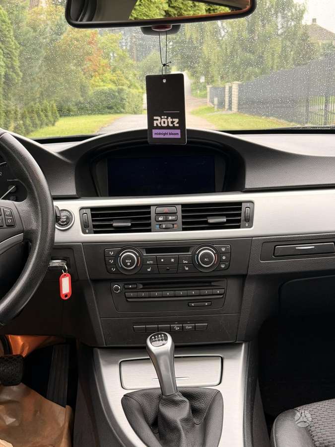 BMW 320 2011 — photo 11
