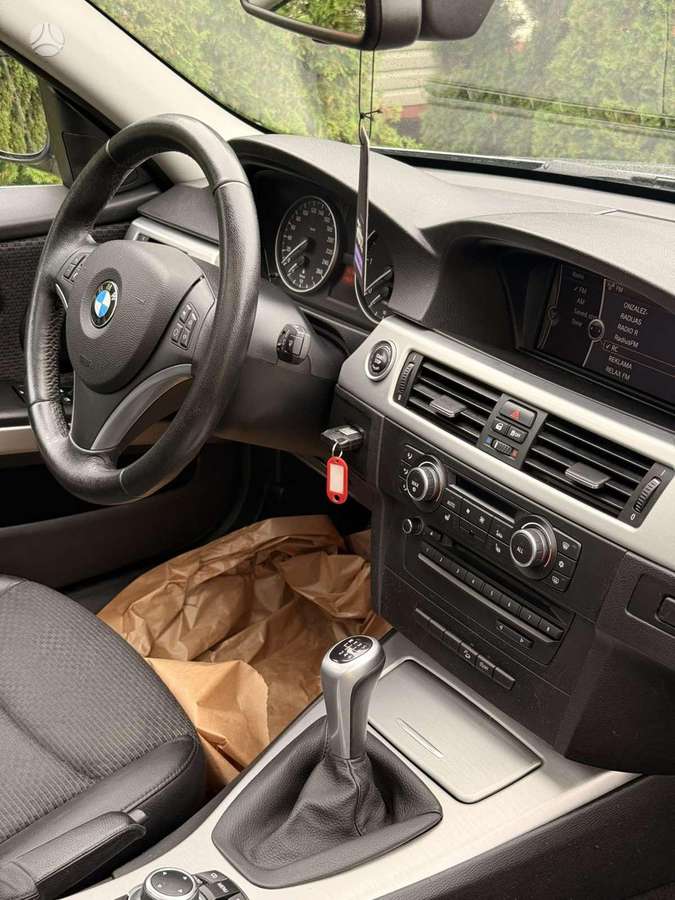BMW 320 2011 — photo 16