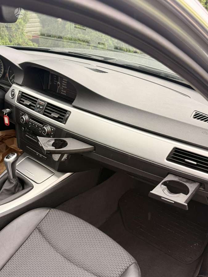 BMW 320 2011 — photo 17