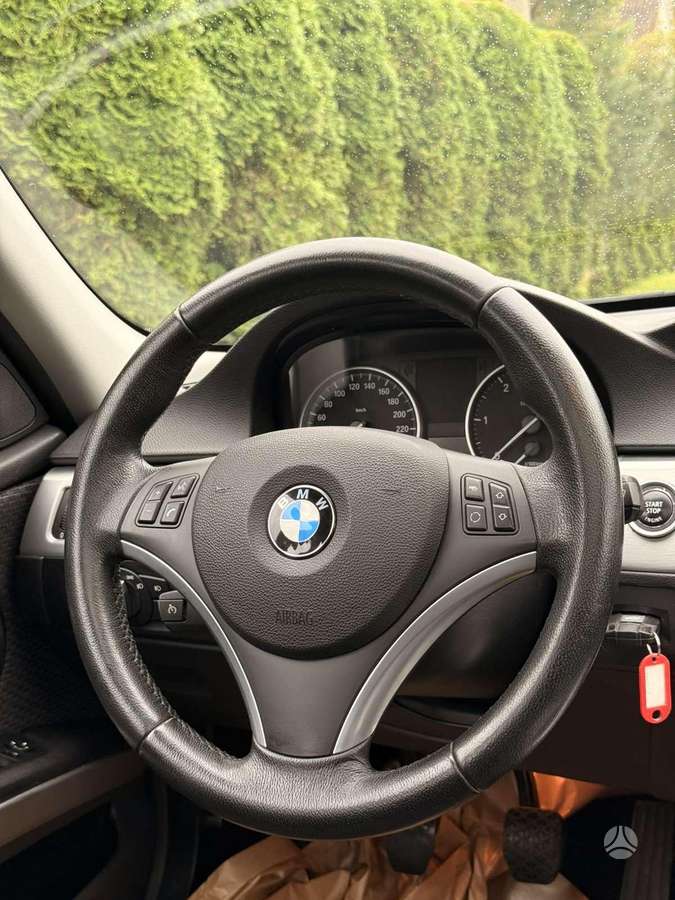 BMW 320 2011 — photo 8