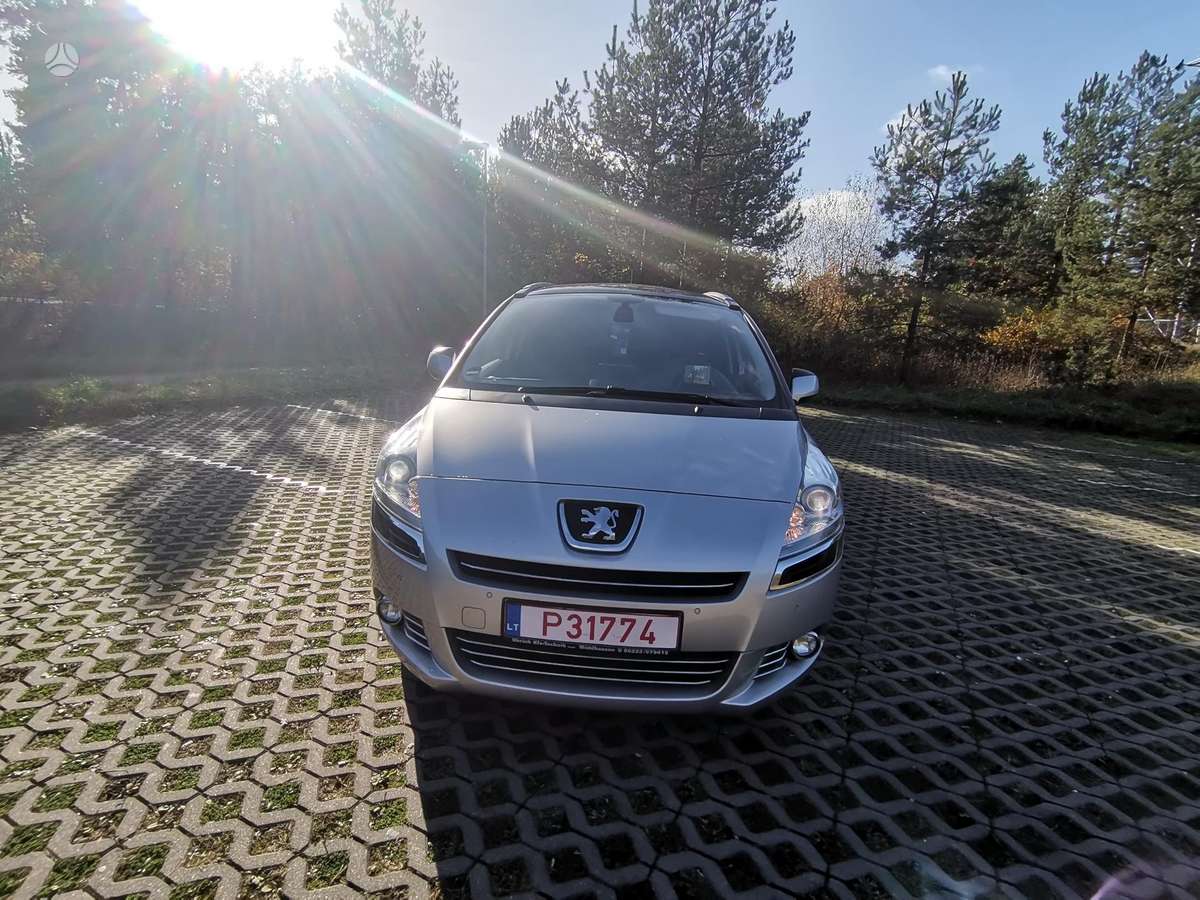 Peugeot 5008 2012 — rear view