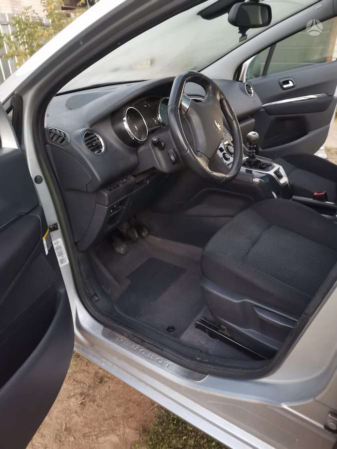 Peugeot 5008 2012 — photo 25