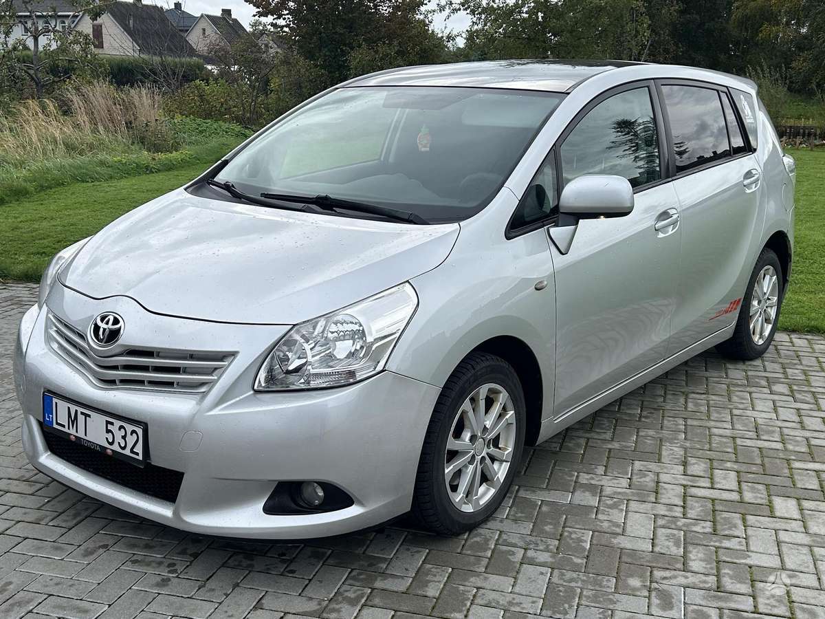 Toyota Verso 2011 — rear view