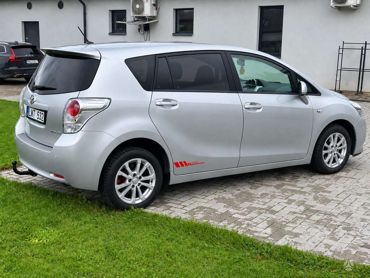 Toyota Verso 2011 — engine 1998 cm³, 126 HP (93kW)