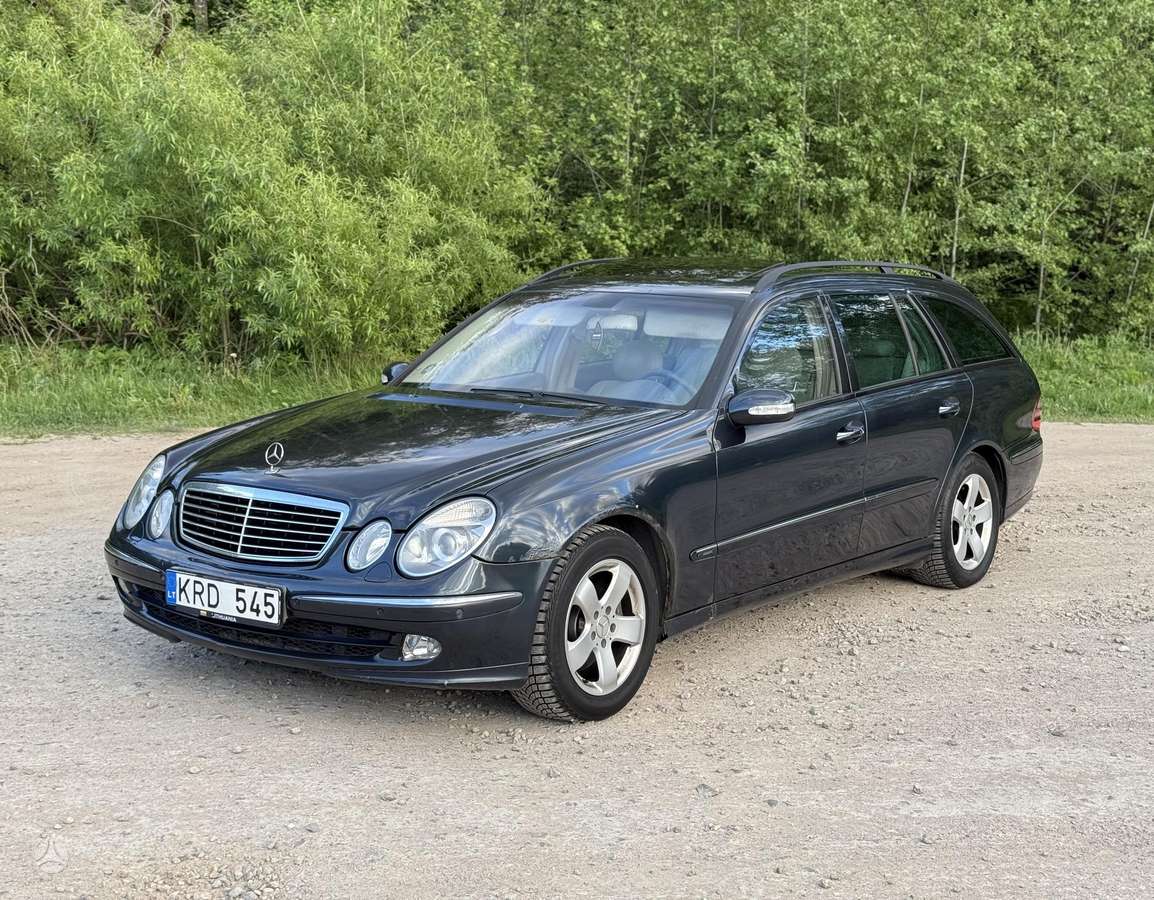 Mercedes-Benz E320 2004 — вигляд ззаду