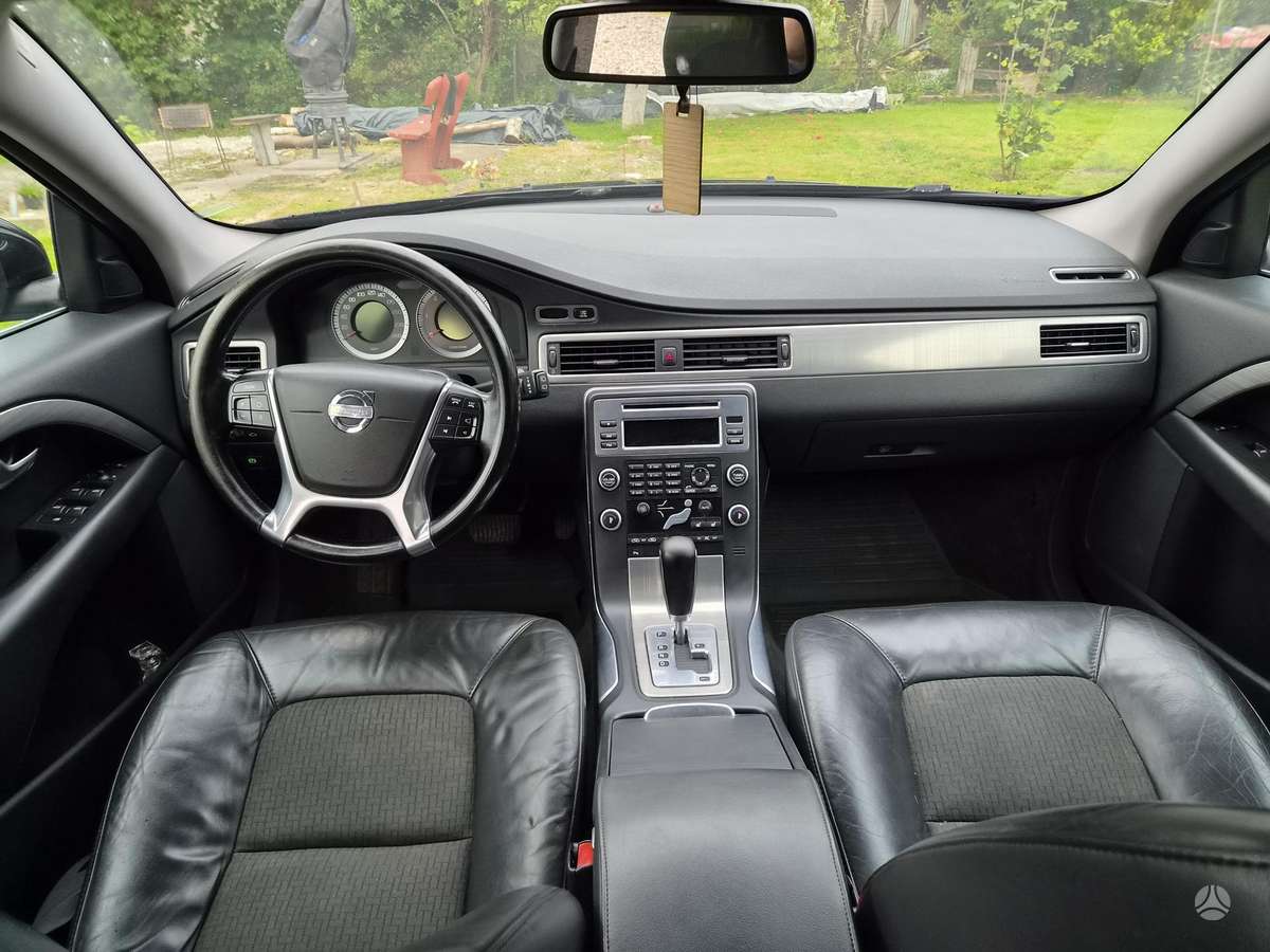 Volvo V70 2010 — вигляд ззаду