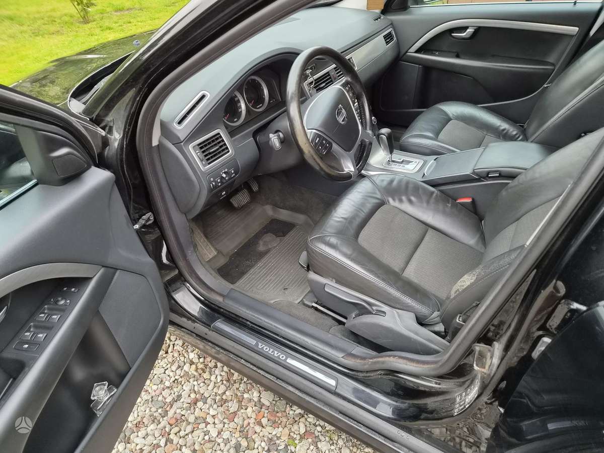 Volvo V70 2010 — салон