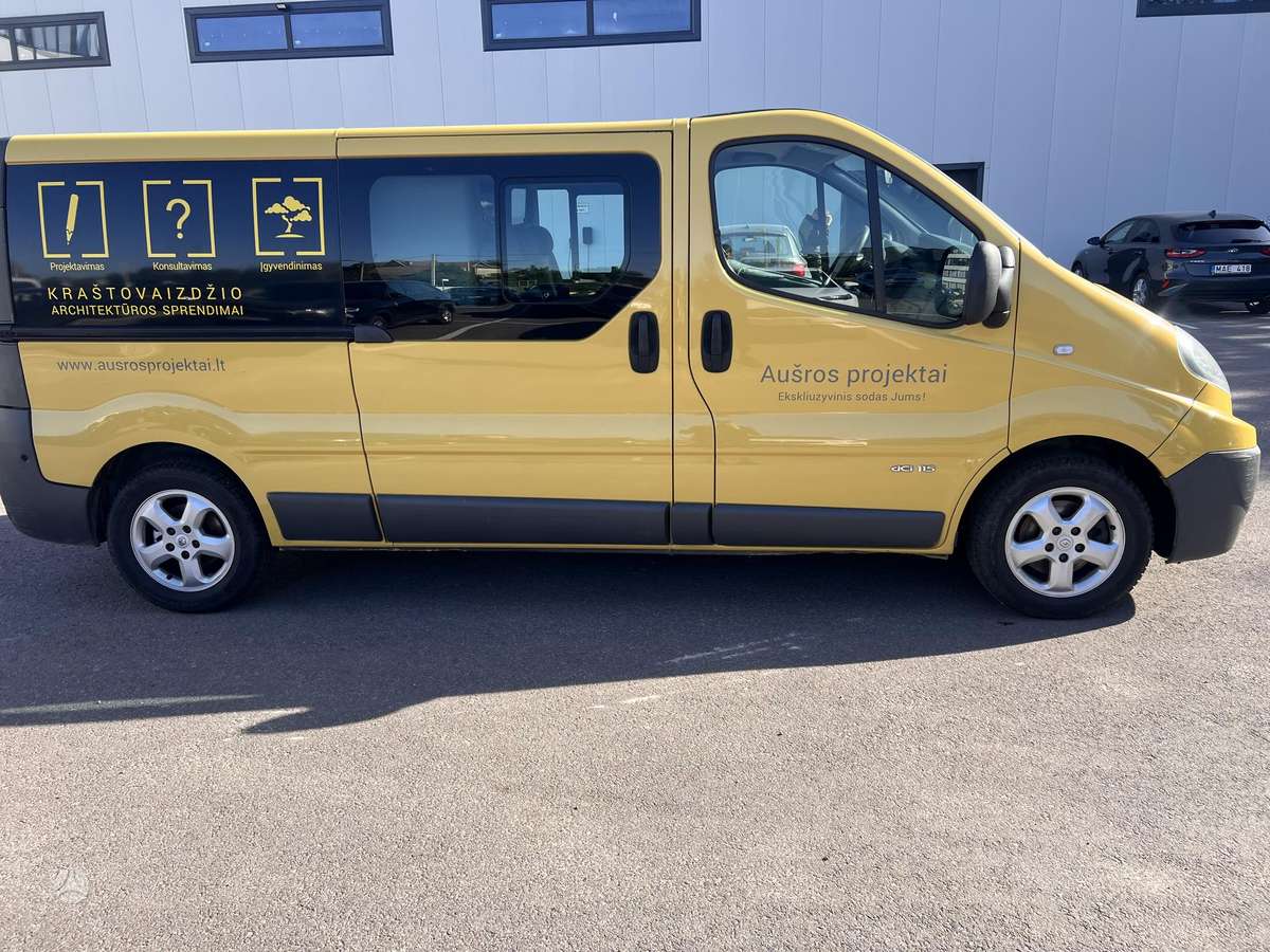 Renault Trafic 2011 — rear view