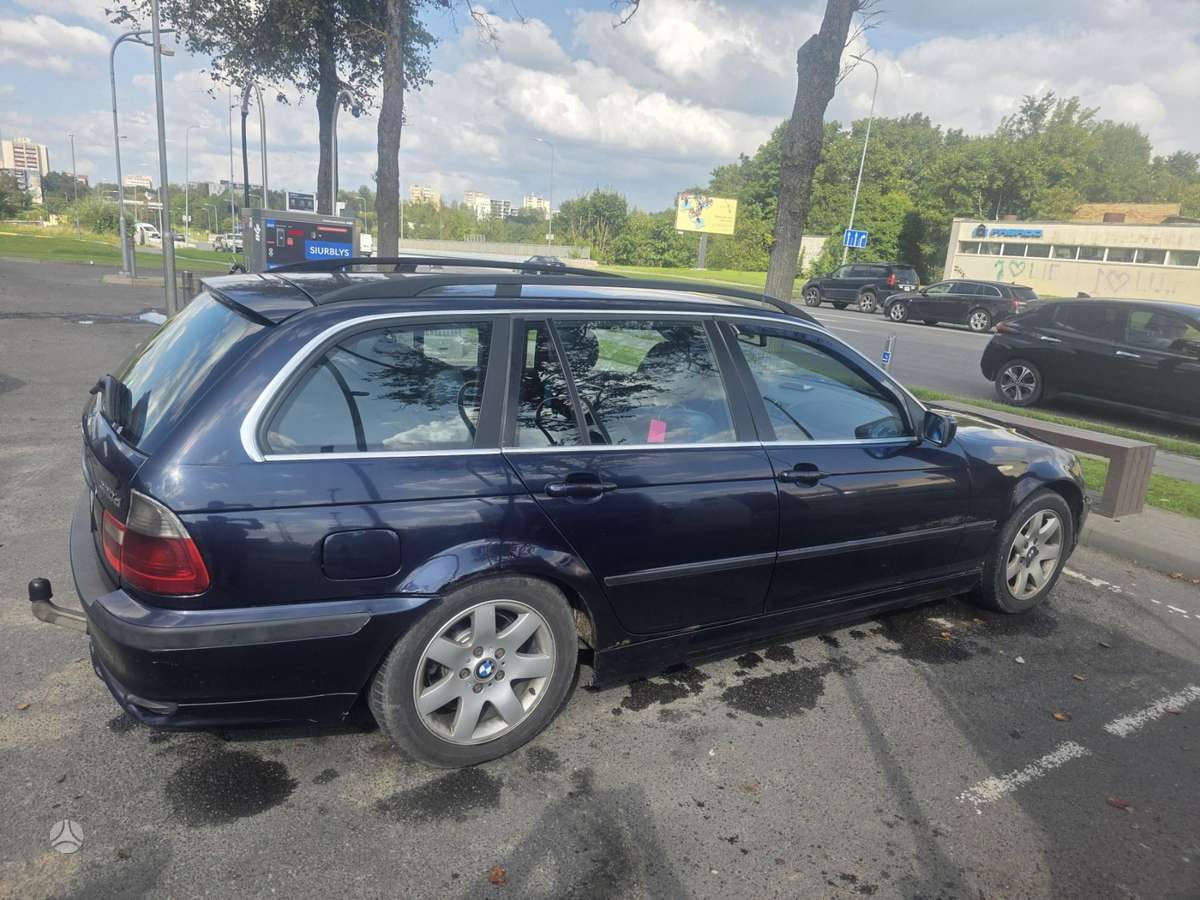 BMW 320 2004 — rear view