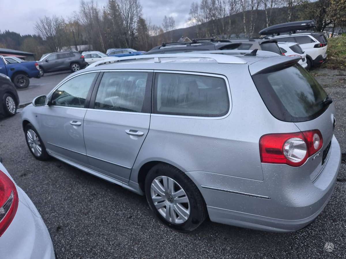 Volkswagen Passat 2010 — вигляд ззаду