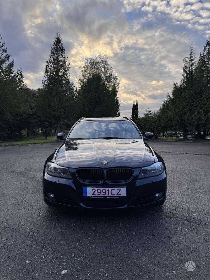 BMW 320 2011 — rear view