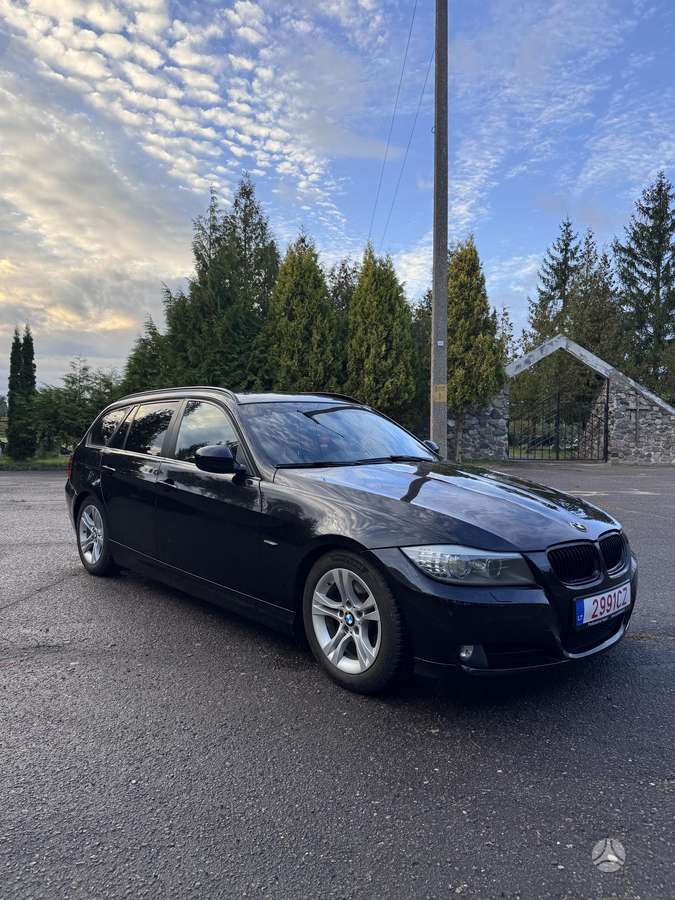 BMW 320 2011 — interior