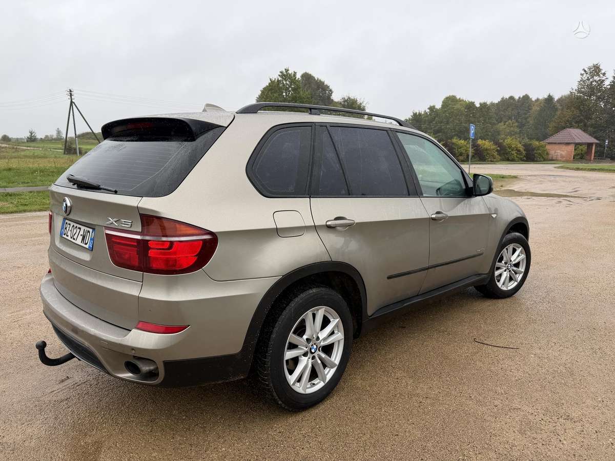 BMW X5 2010 — вигляд ззаду