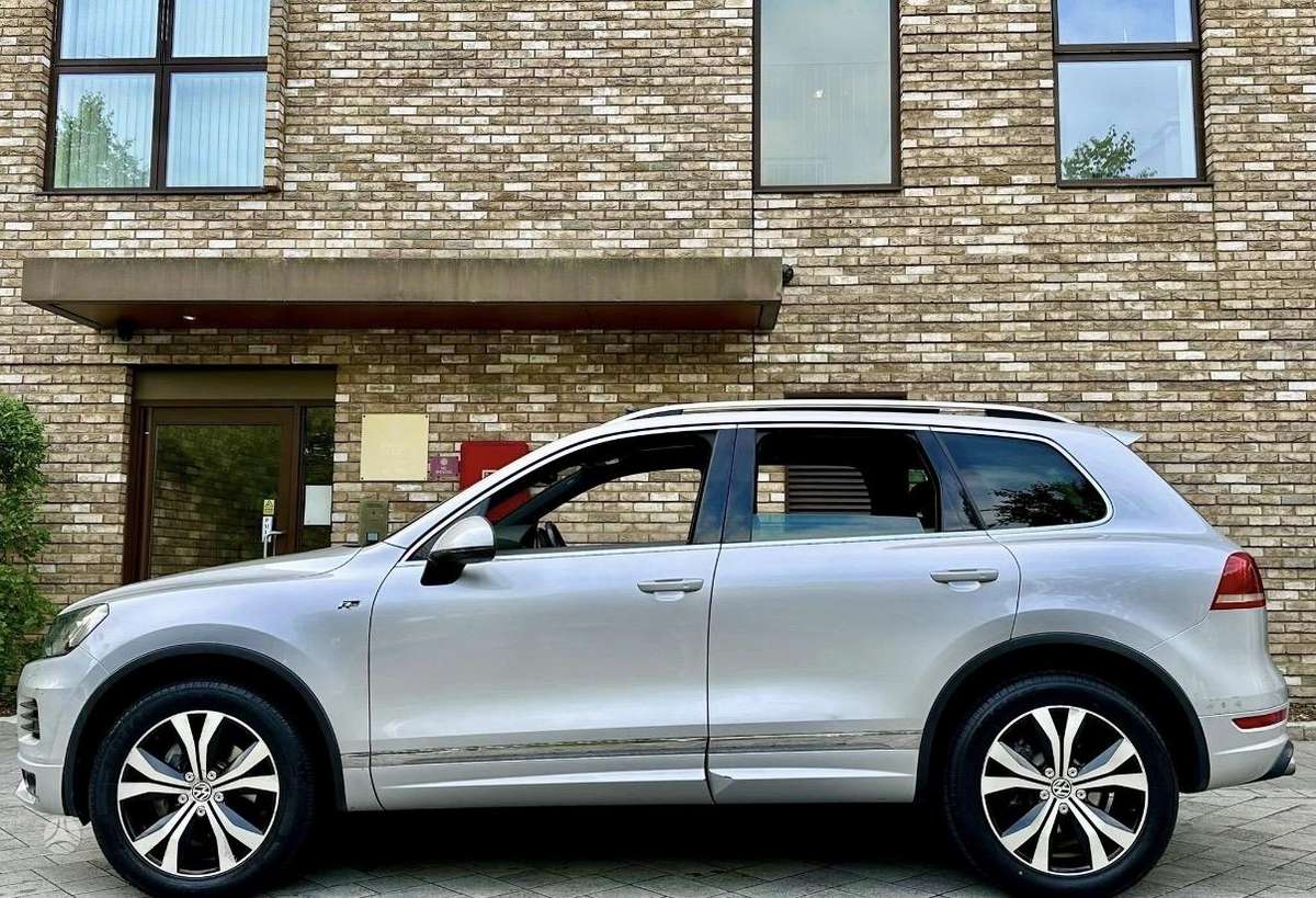 Volkswagen Touareg 2013 — rear view