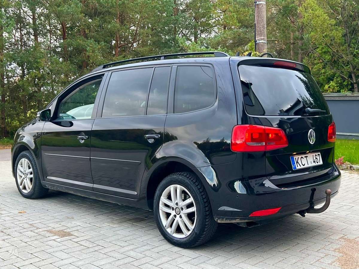 Volkswagen Touran 2012 — вигляд ззаду