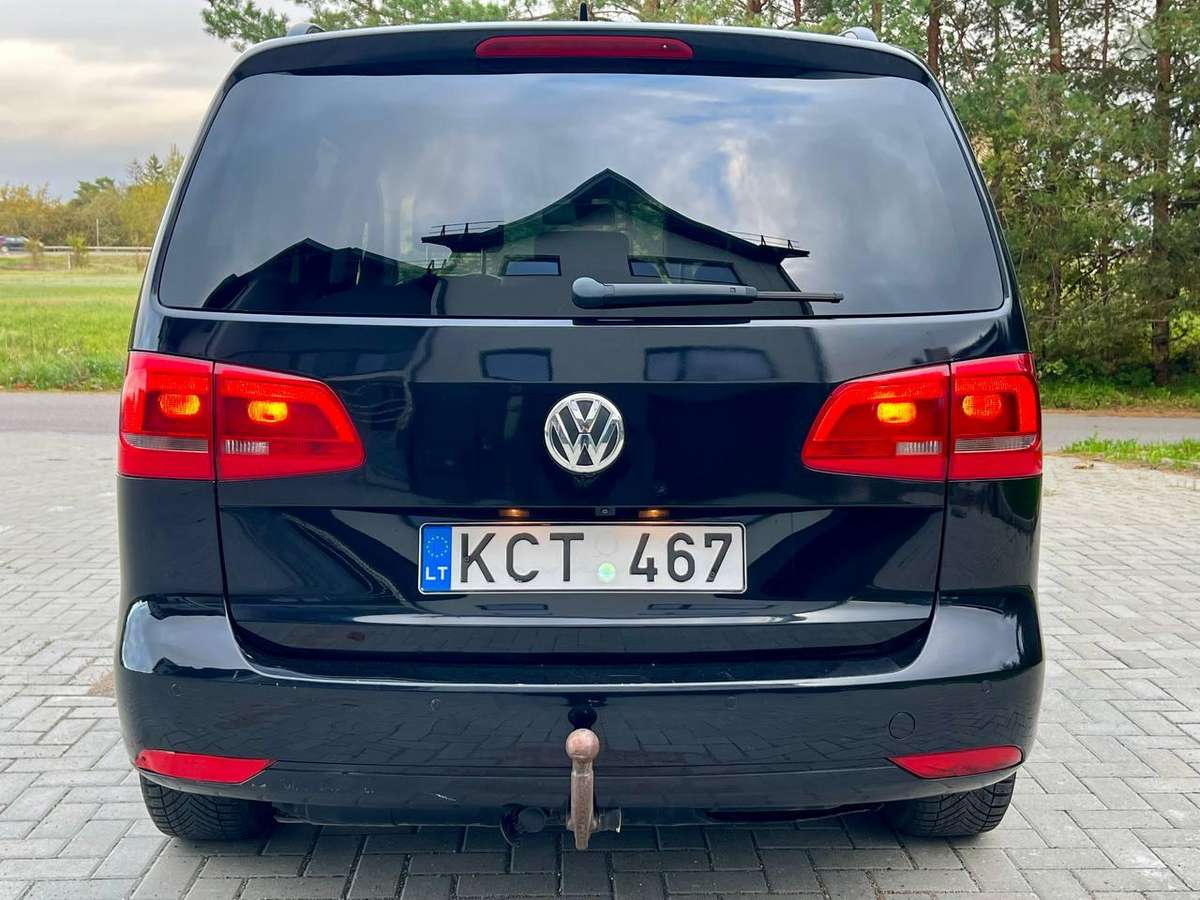 Volkswagen Touran 2012 — салон