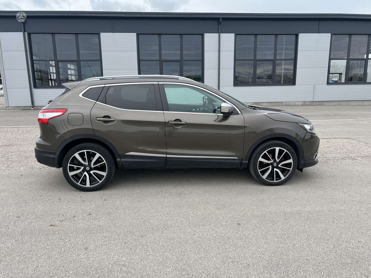 Nissan Qashqai 2014 — rear view