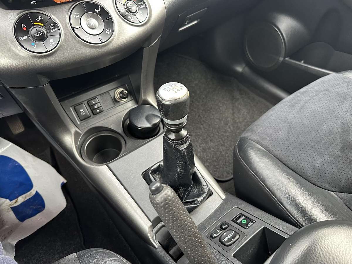 Toyota RAV4 2011 — photo 28