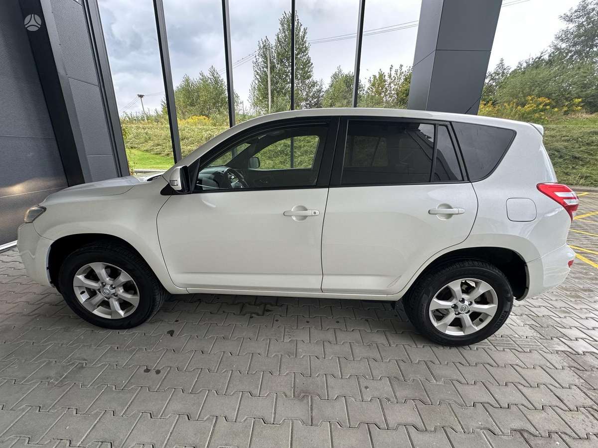 Toyota RAV4 2011 — interior