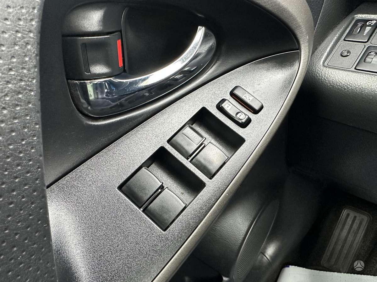 Toyota RAV4 2011 — photo 30