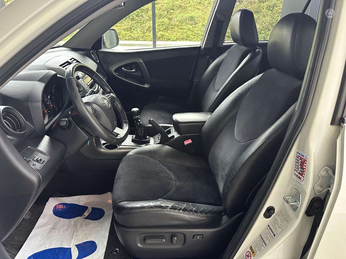 Toyota RAV4 2011 — photo 31