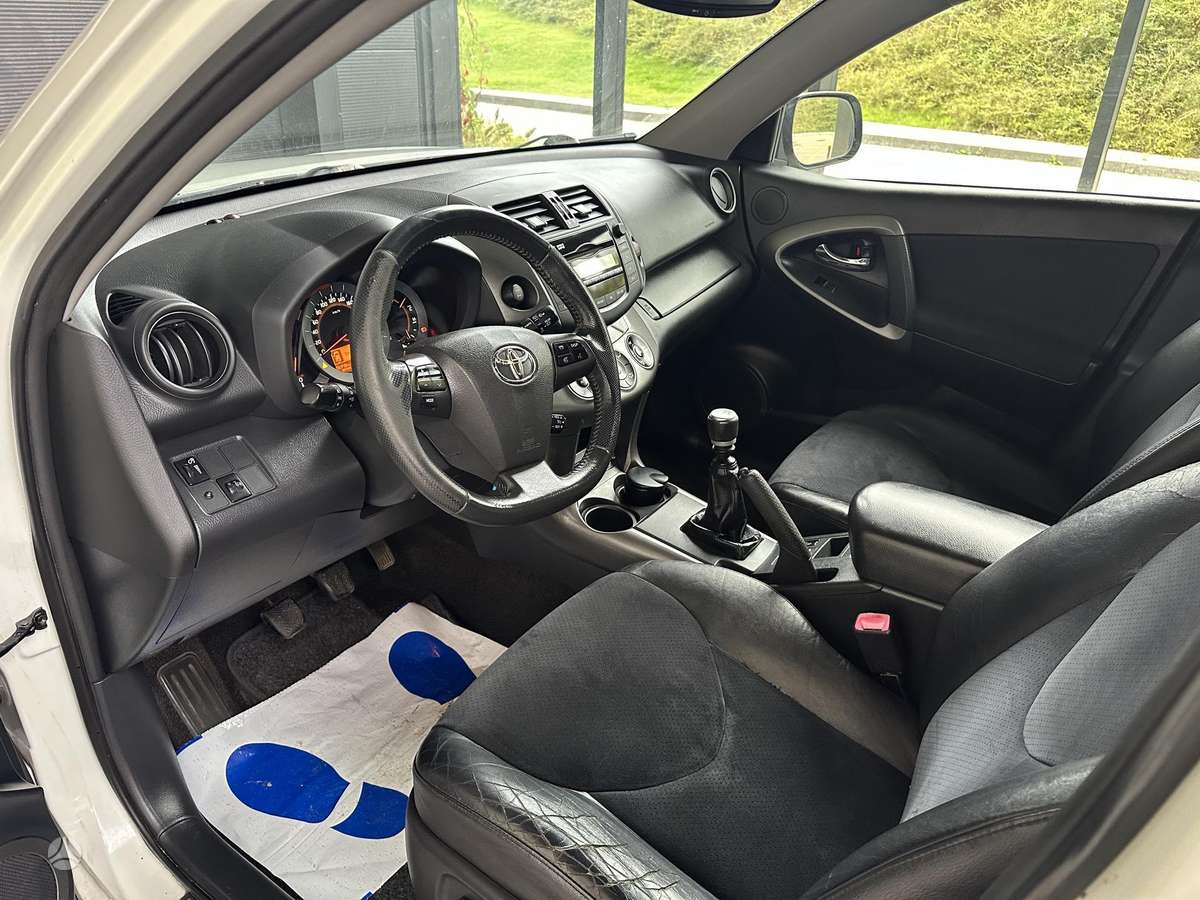 Toyota RAV4 2011 — photo 32