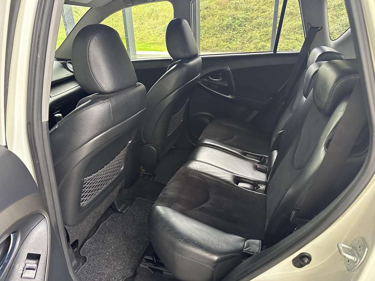 Toyota RAV4 2011 — photo 34