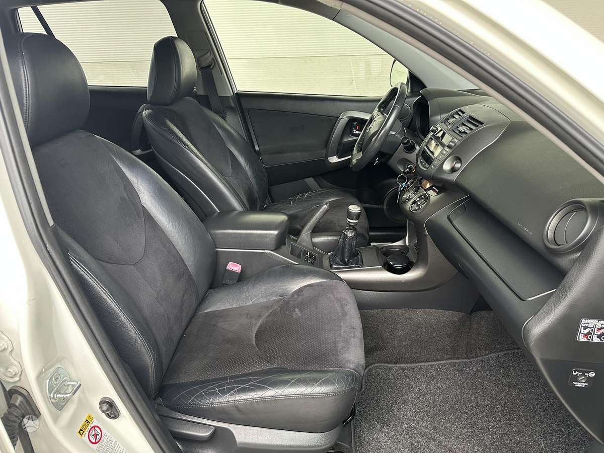Toyota RAV4 2011 — photo 40