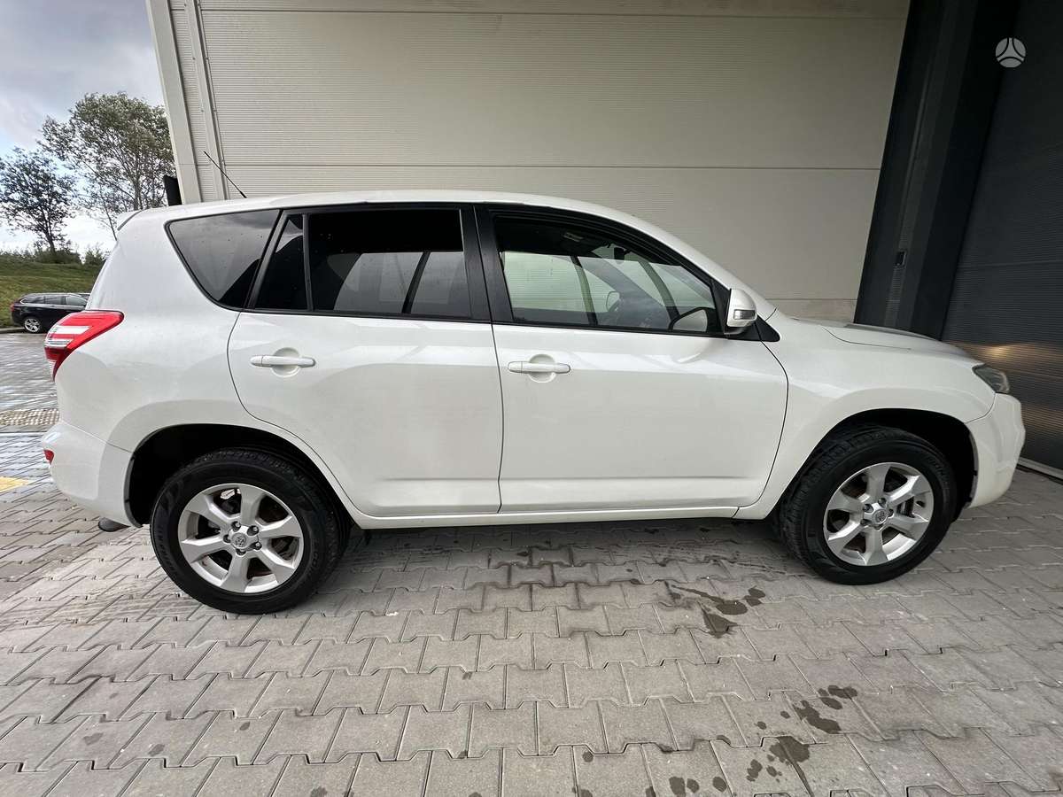 Toyota RAV4 2011 — photo 9