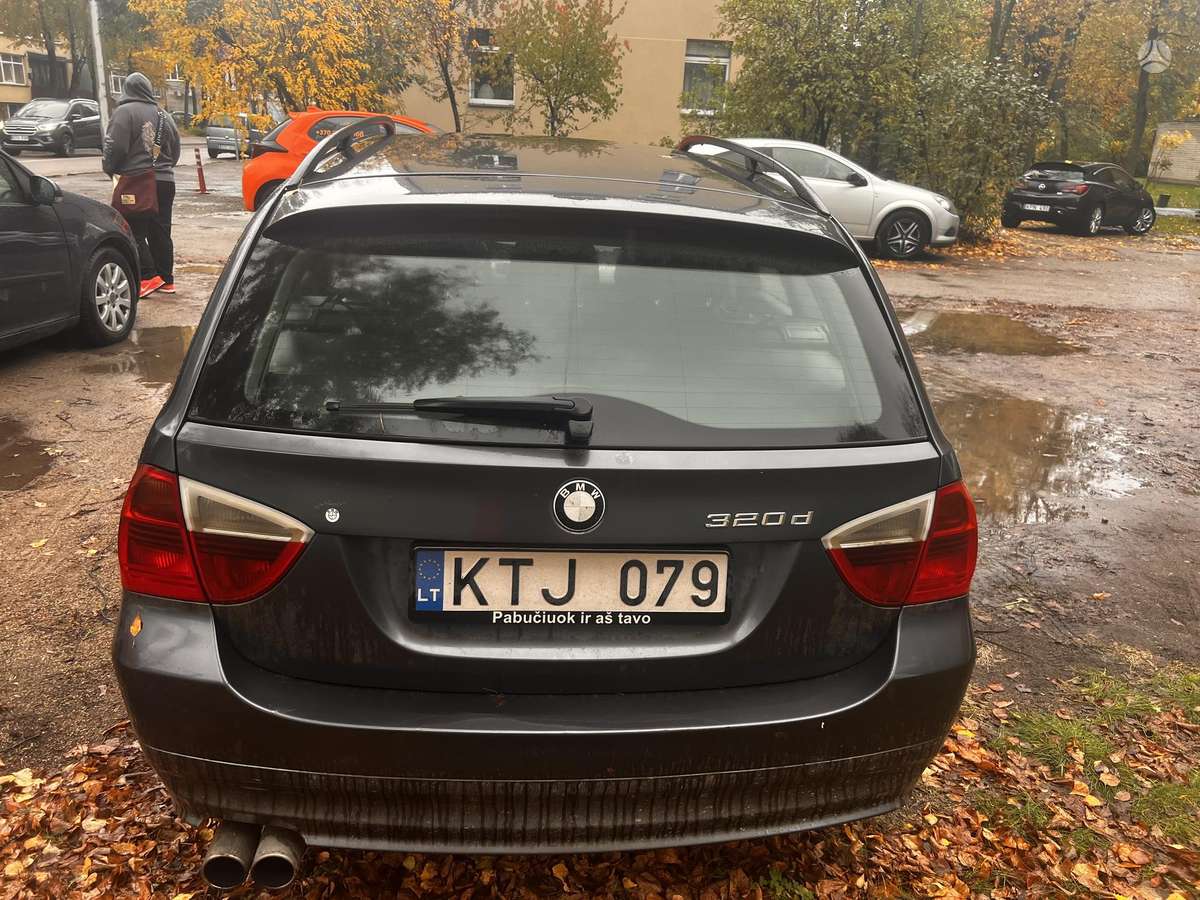 BMW 320 2006 — вигляд ззаду