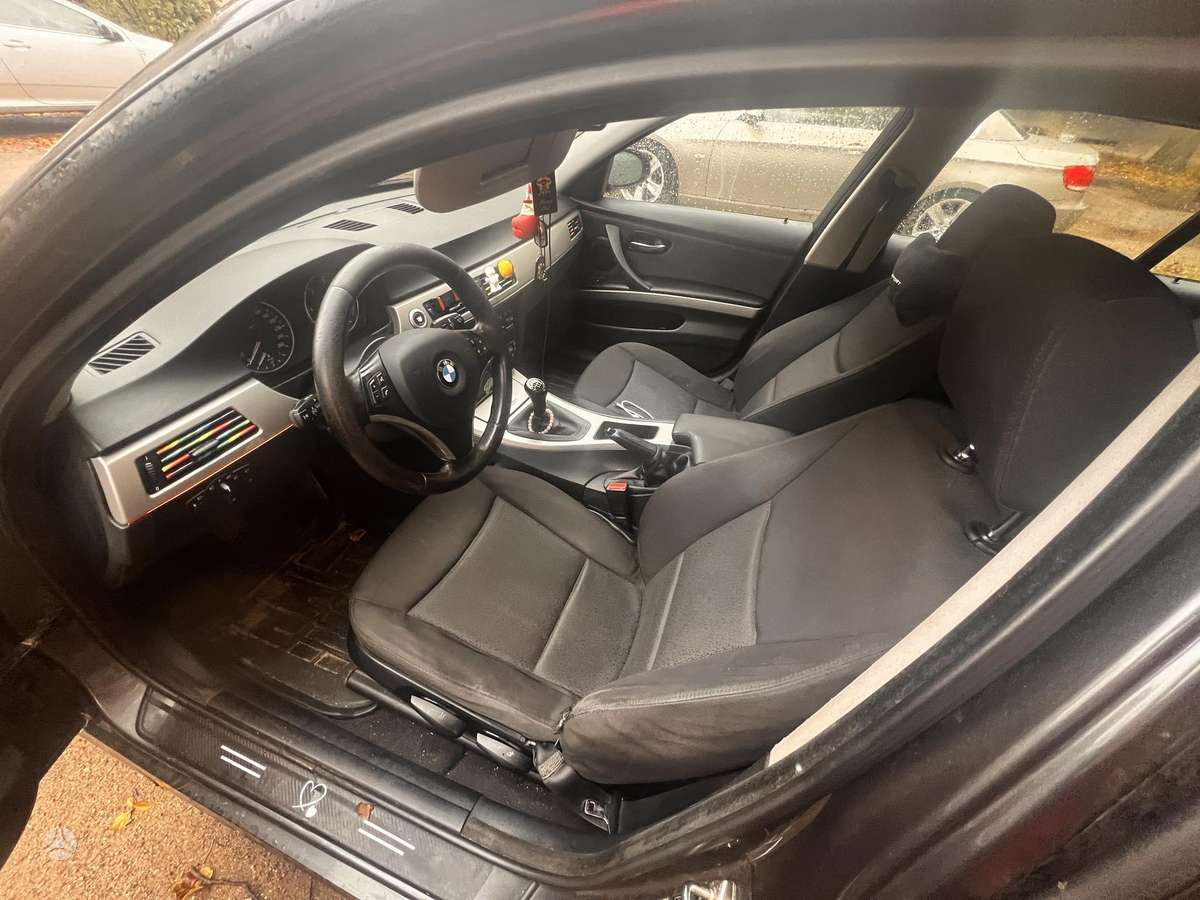 BMW 320 2006 — салон