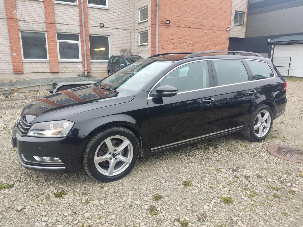 Volkswagen Passat 2011 — rear view