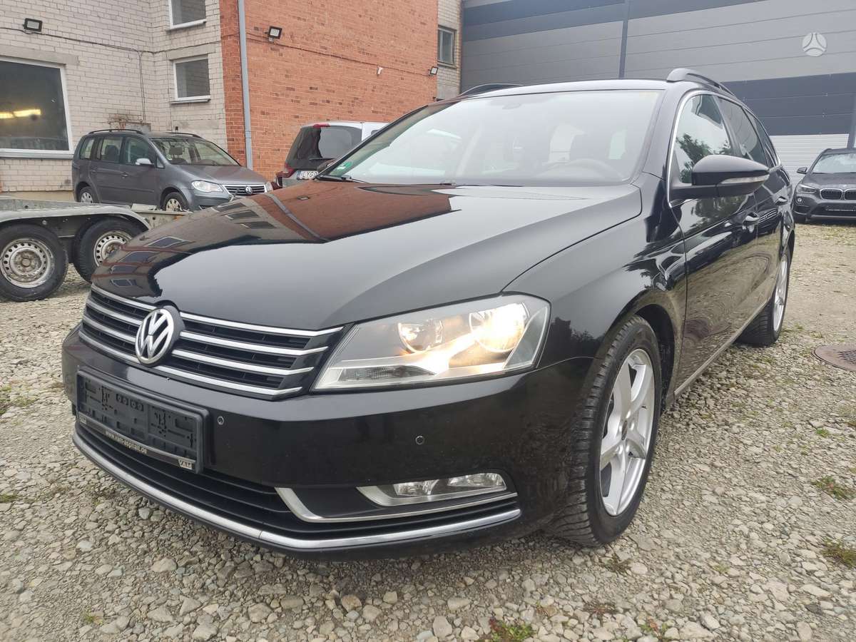 Volkswagen Passat 2011 — interior