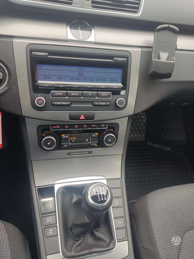 Volkswagen Passat 2011 — photo 9