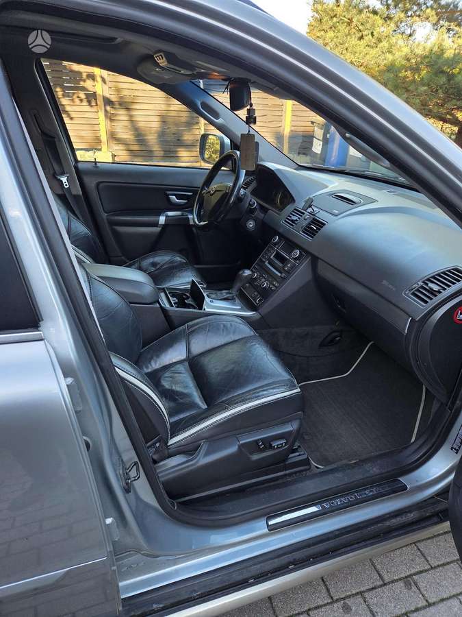 Volvo XC90 2010 — photo 11