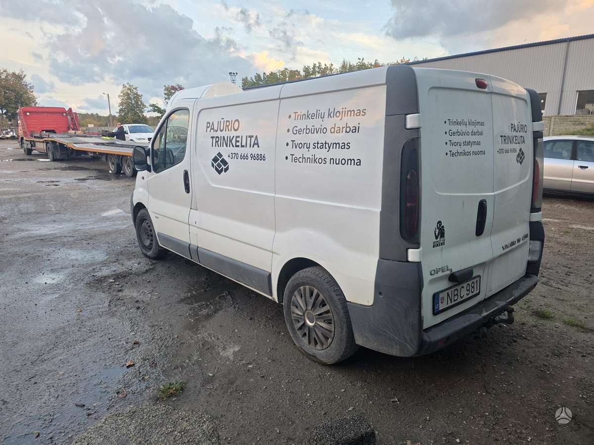 Opel Vivaro 2004 — вигляд ззаду