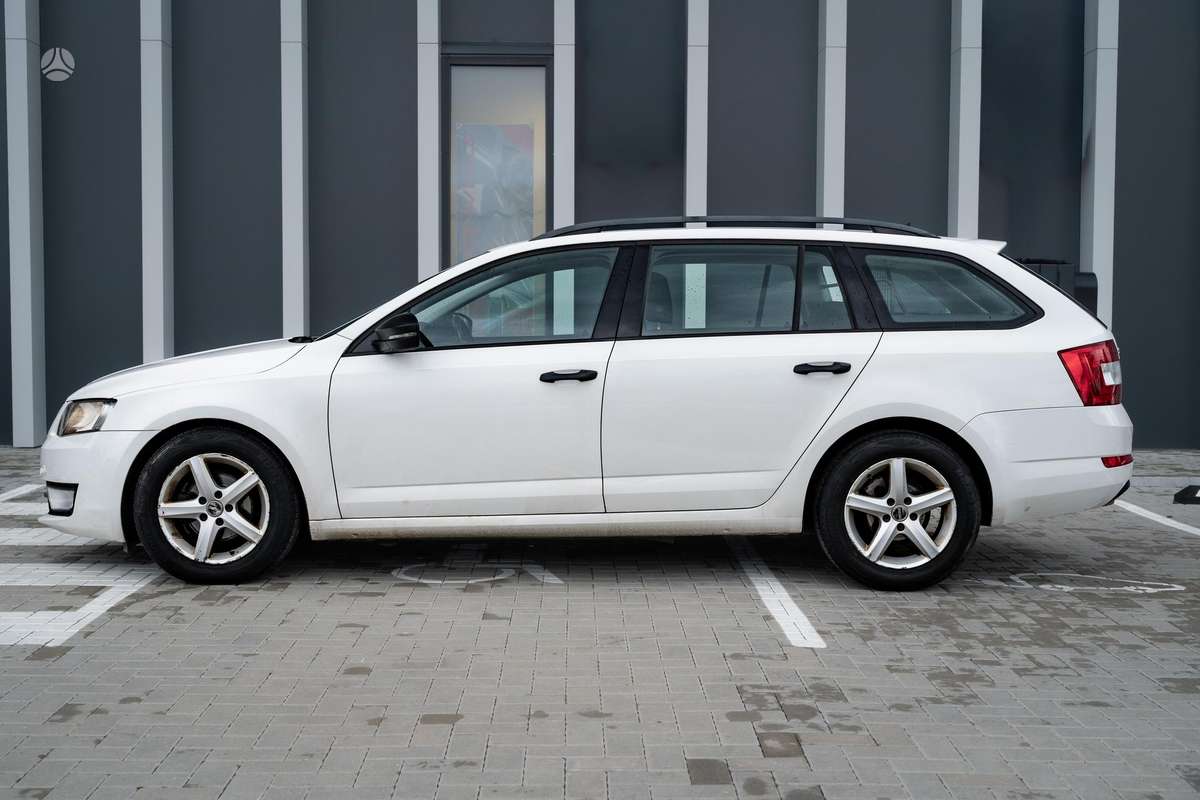 Skoda Octavia 2015 — rear view