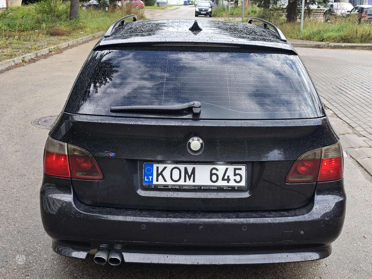 BMW 530 2005 — rear view